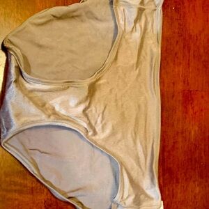 Gray High-Waisted Briefs Victorias Secret, beautiful bronze color, M with tags